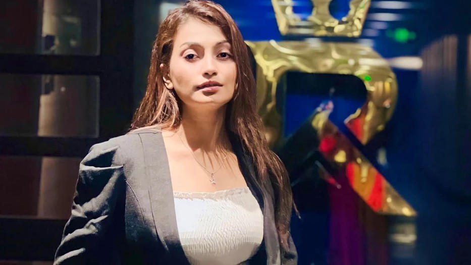 ছিনতাই হলো উপহার পাওয়া নায়িকা রাজ রিপার আইফোন